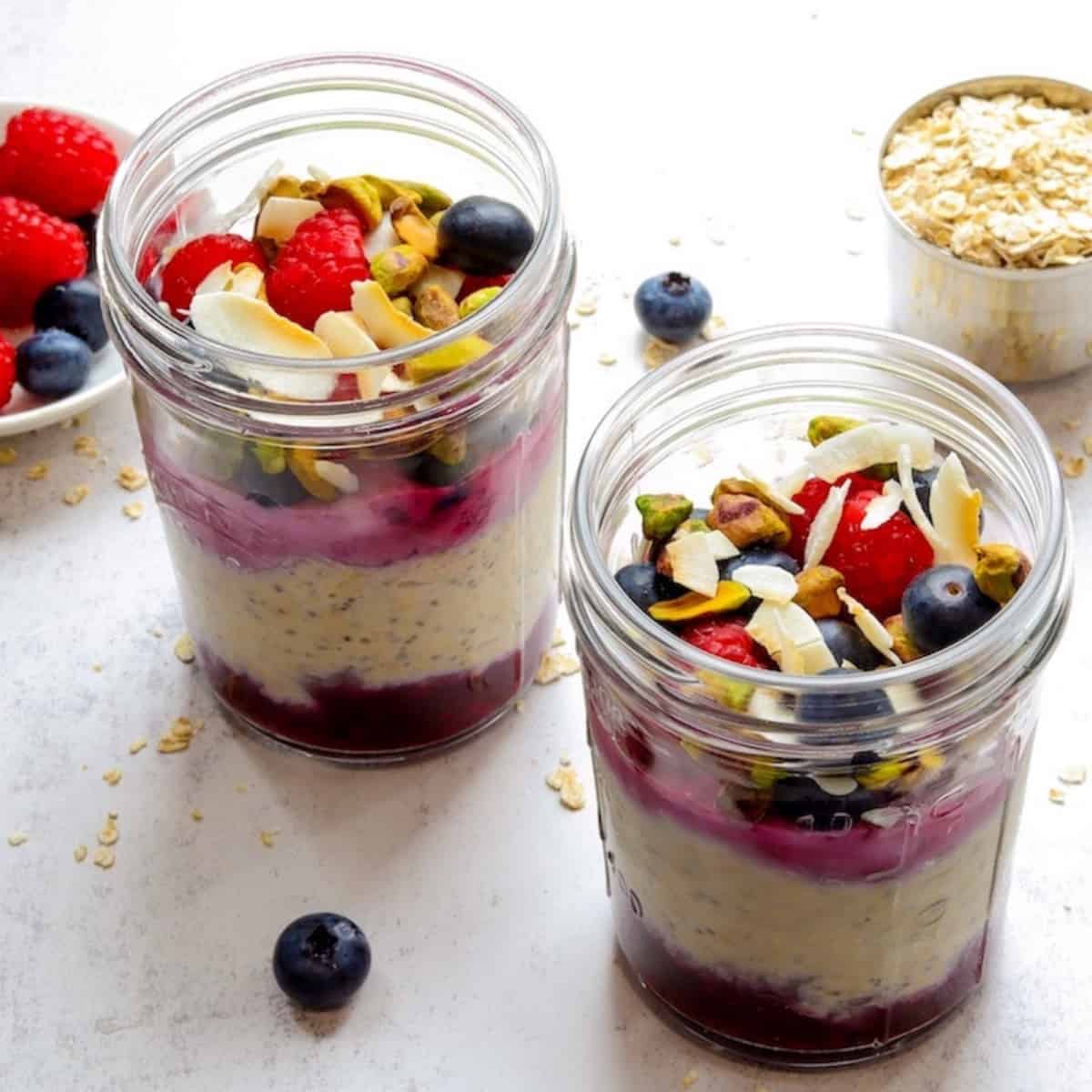 Berry cheesecake overnight oats • Vegetarian Globe