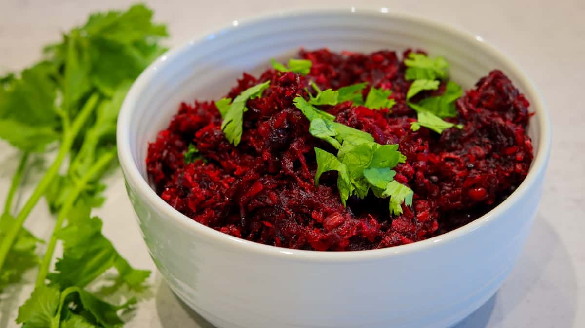 Beetroot stir fry - Simple, healthy and delicious South-Indian style beetroot stir-fry or thoran that you can make in less than 30 minutes.