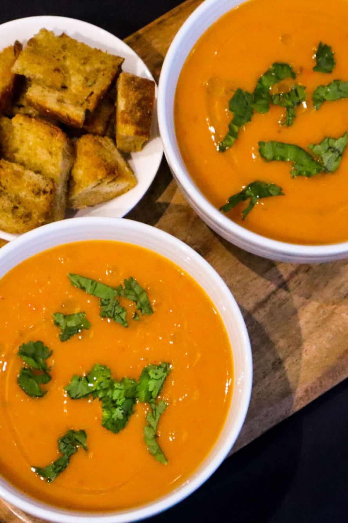 This vegan roasted butternut squash soup is creamy and full of flavour. One of the most comforting and delicious soups for fall/winter. 